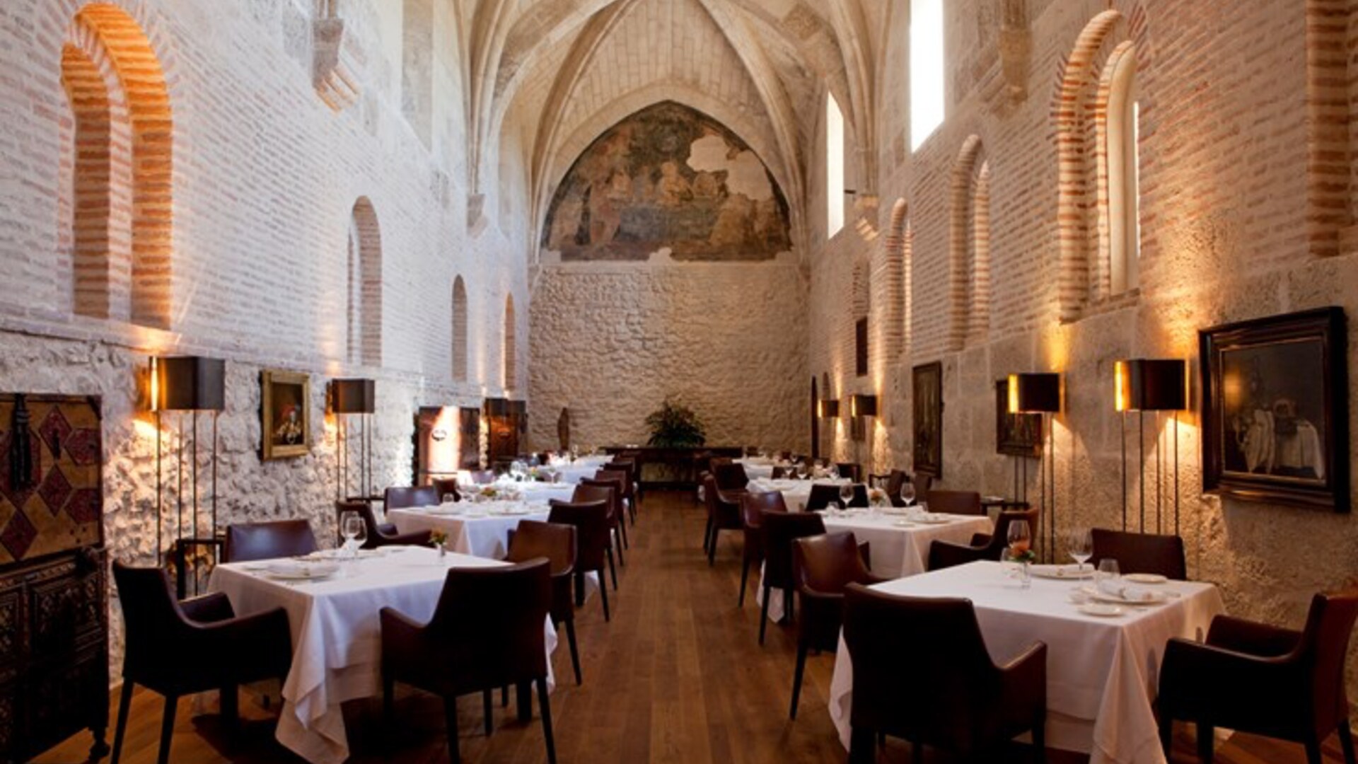 Abad&iacute;a Retuerta &mdash; refectory dining room beneath the ribbed vaults