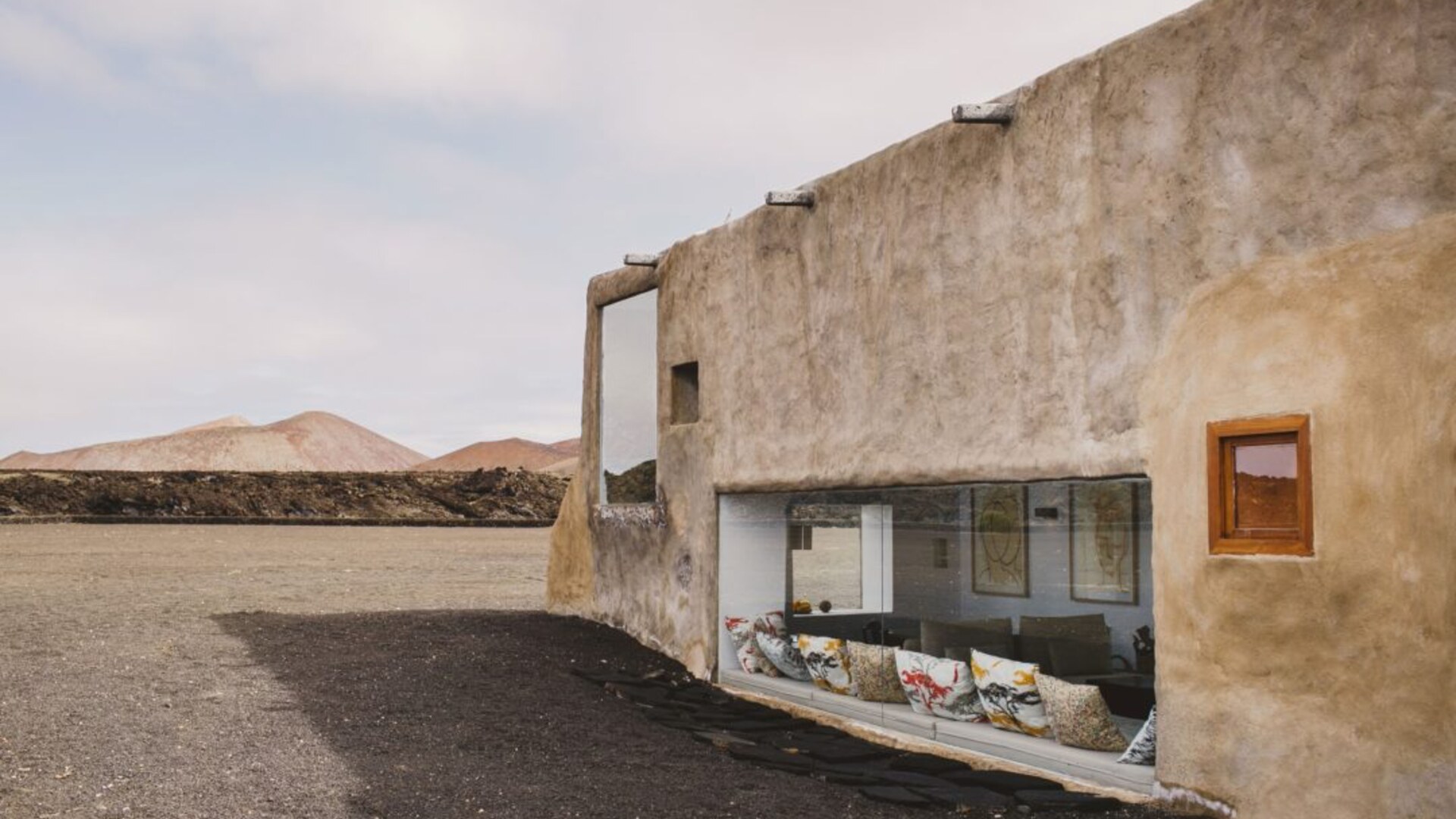 Buenavista Lanzarote &mdash; the picture window onto the volcanic plain