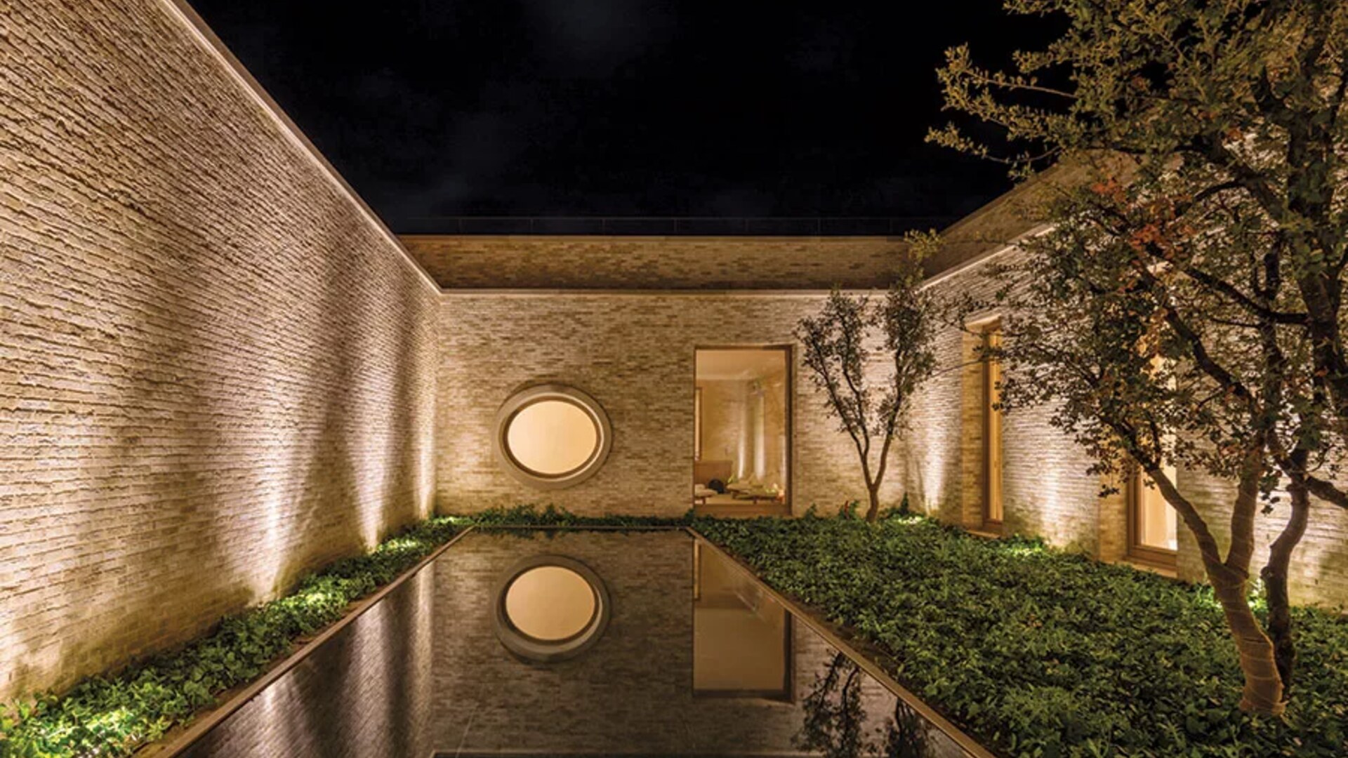 Abad&iacute;a Retuerta &mdash; spa courtyard at night