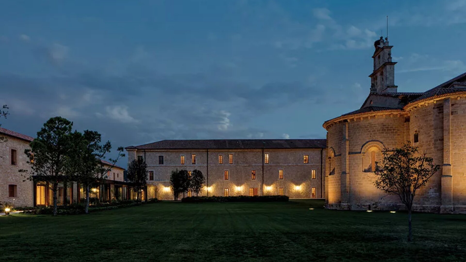 Abad&iacute;a Retuerta &mdash; abbey at dusk