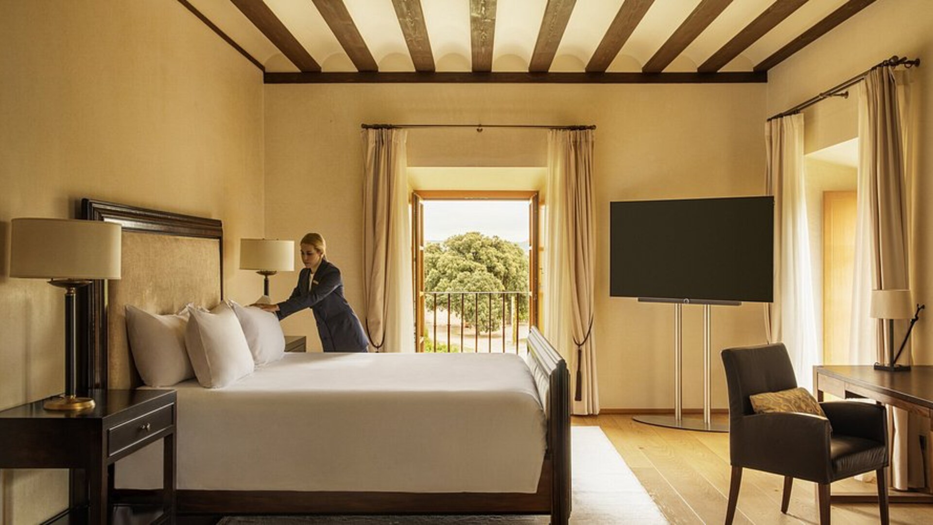 Abad&iacute;a Retuerta &mdash; bedroom with beamed ceiling