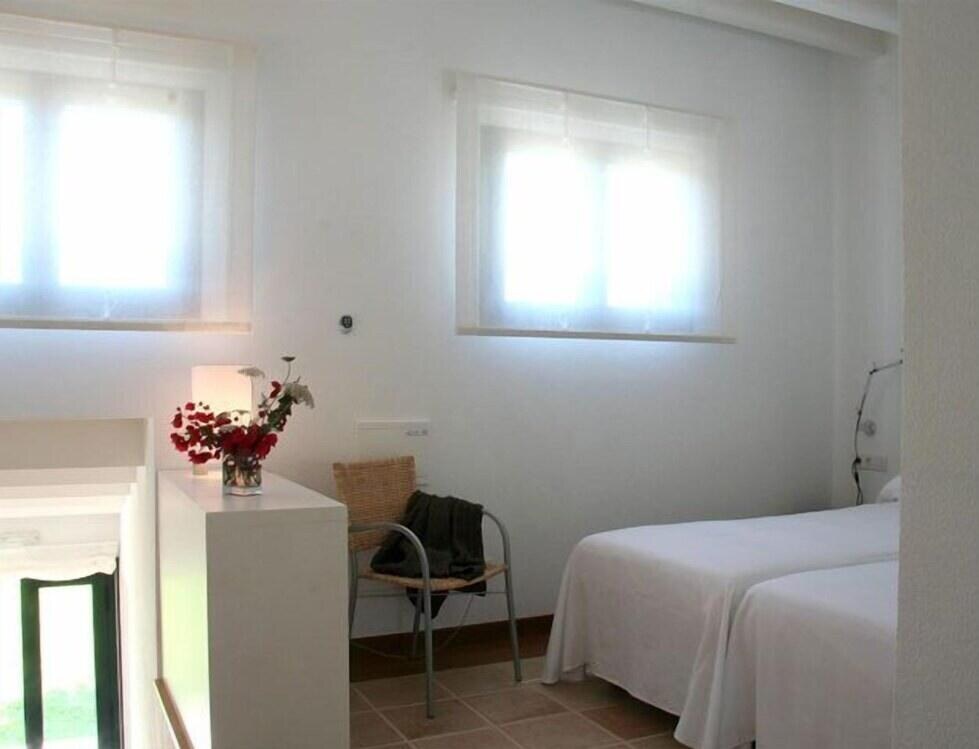 Biniguas Vell &mdash; a whitewashed twin bedroom