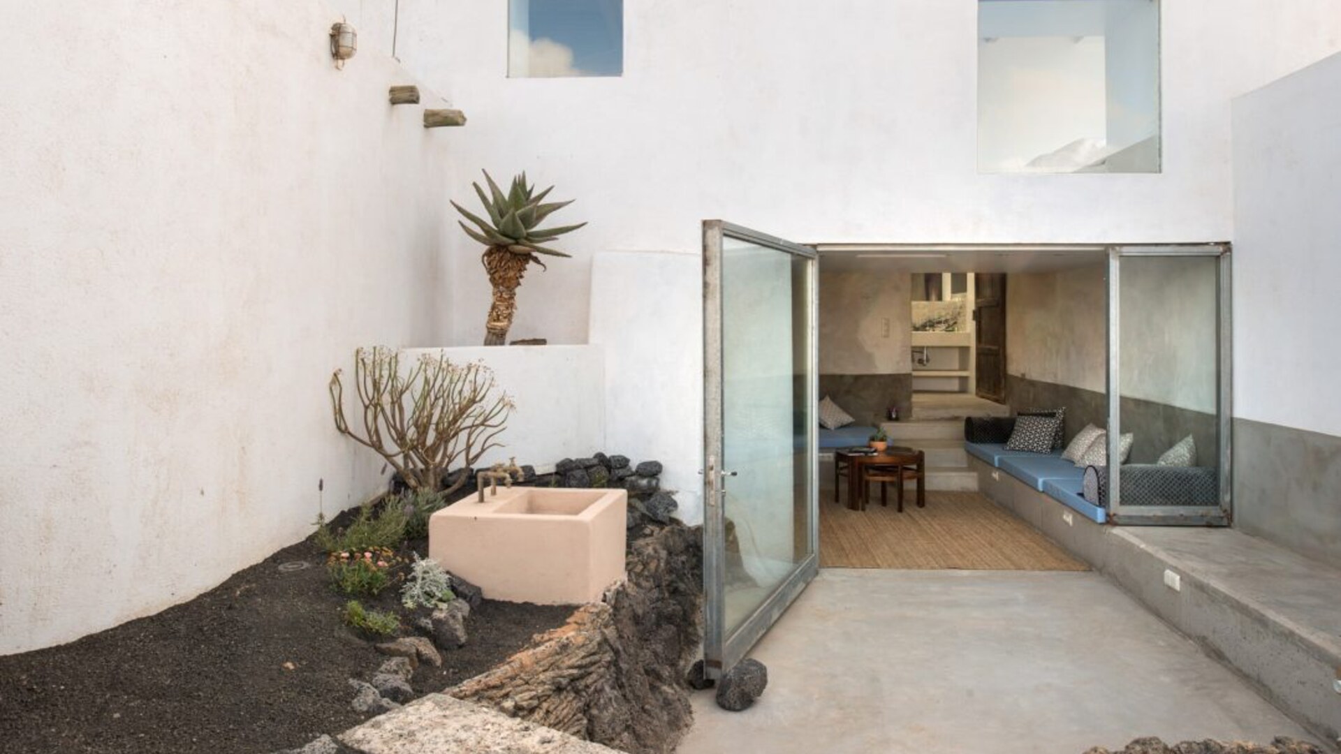 Buenavista Lanzarote &mdash; inner courtyard with cactus