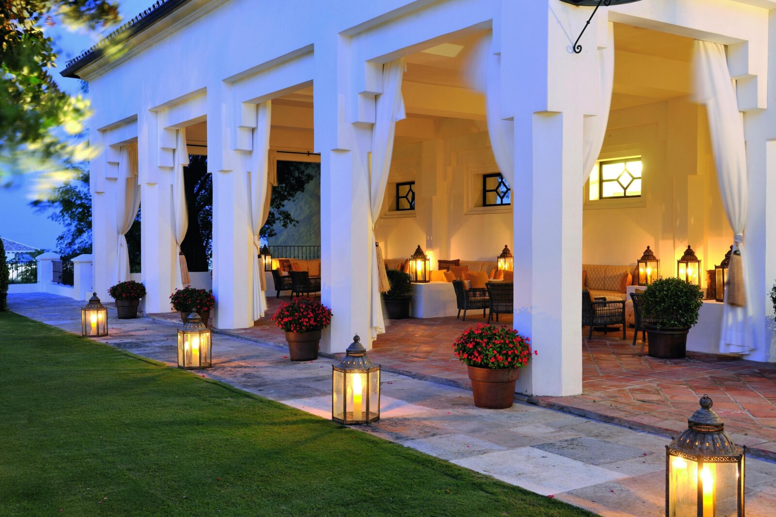 Finca Cortes&iacute;n &mdash; the lantern-lit loggia at dusk