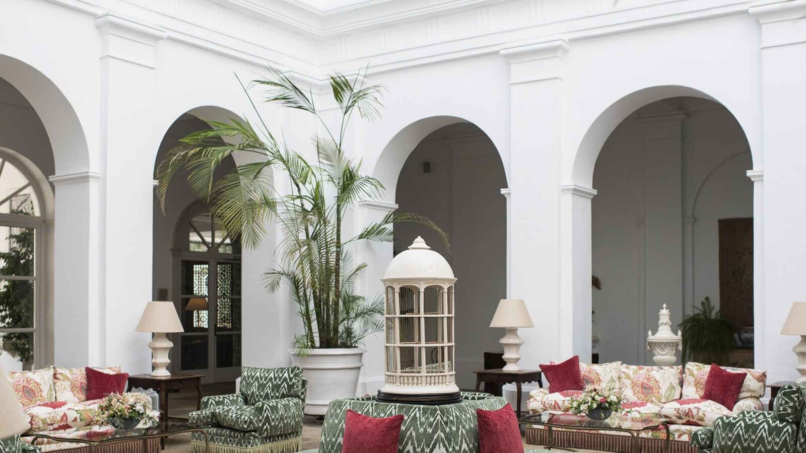 Finca Cortes&iacute;n &mdash; the arched courtyard with its birdcage