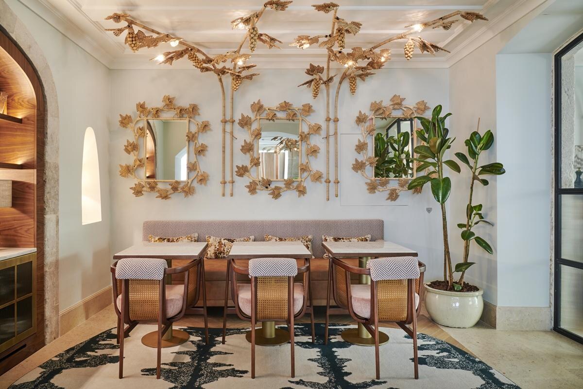 Pal&aacute;cio Ludovice &mdash; a salon of gilded mirrors and a long table