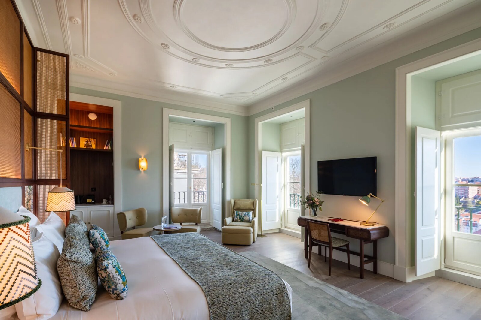 Pal&aacute;cio Ludovice &mdash; a suite sitting room with sofas and a canopied bed