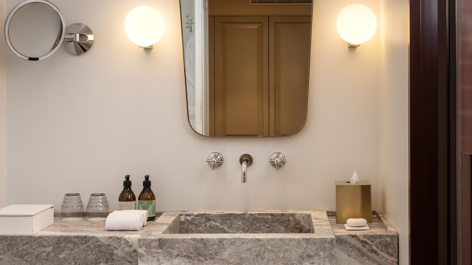 Palazzo Talìa — deluxe suite sink
