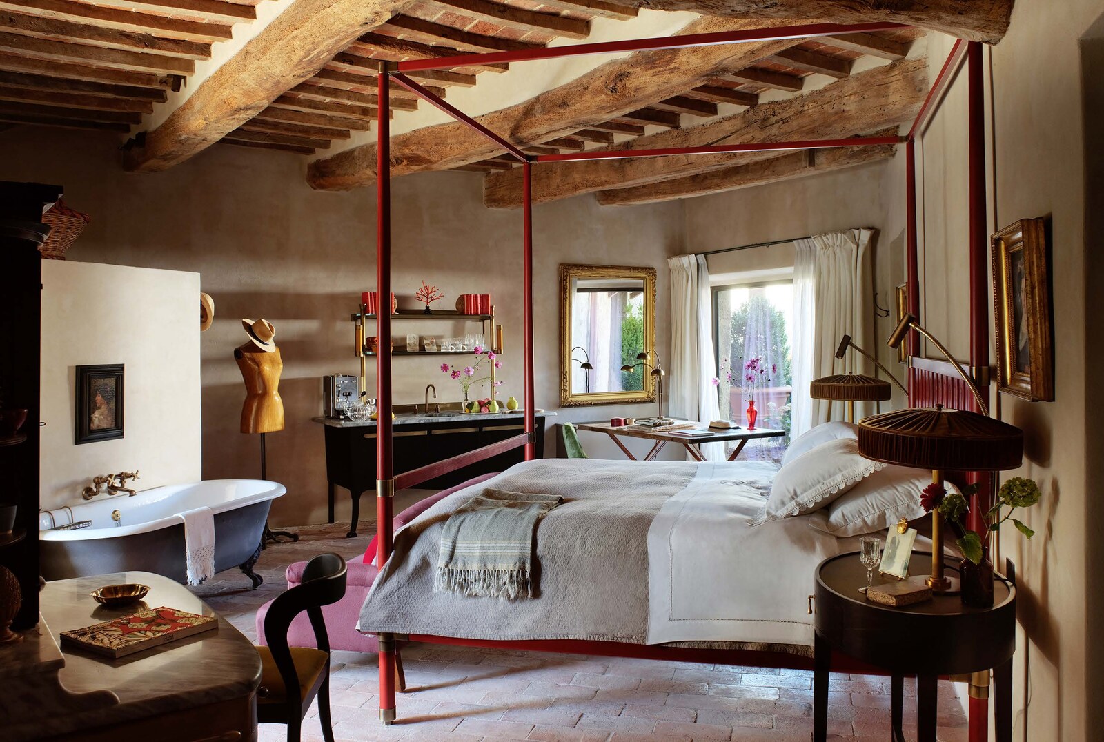 Reschio &mdash; a four-poster castle bedroom