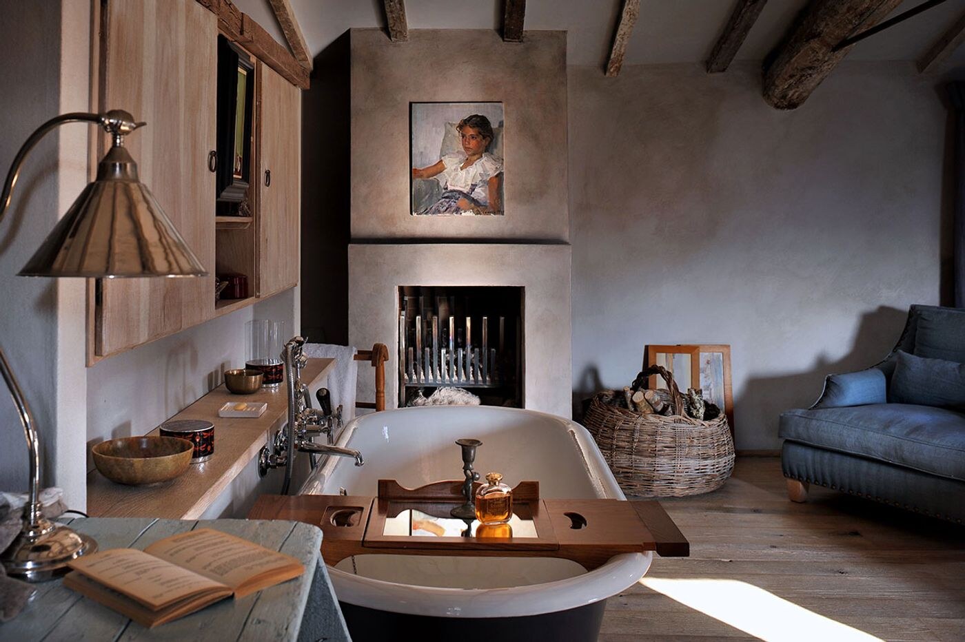 Reschio &mdash; a suite with a freestanding tub and open fire