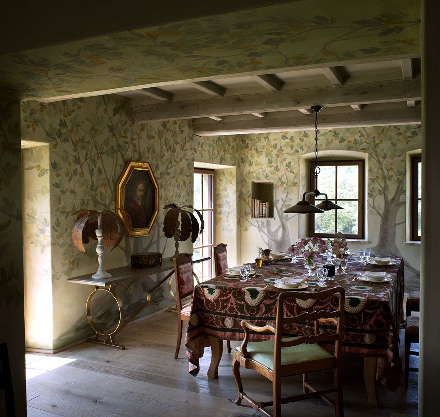 Reschio &mdash; an antique-furnished dining room