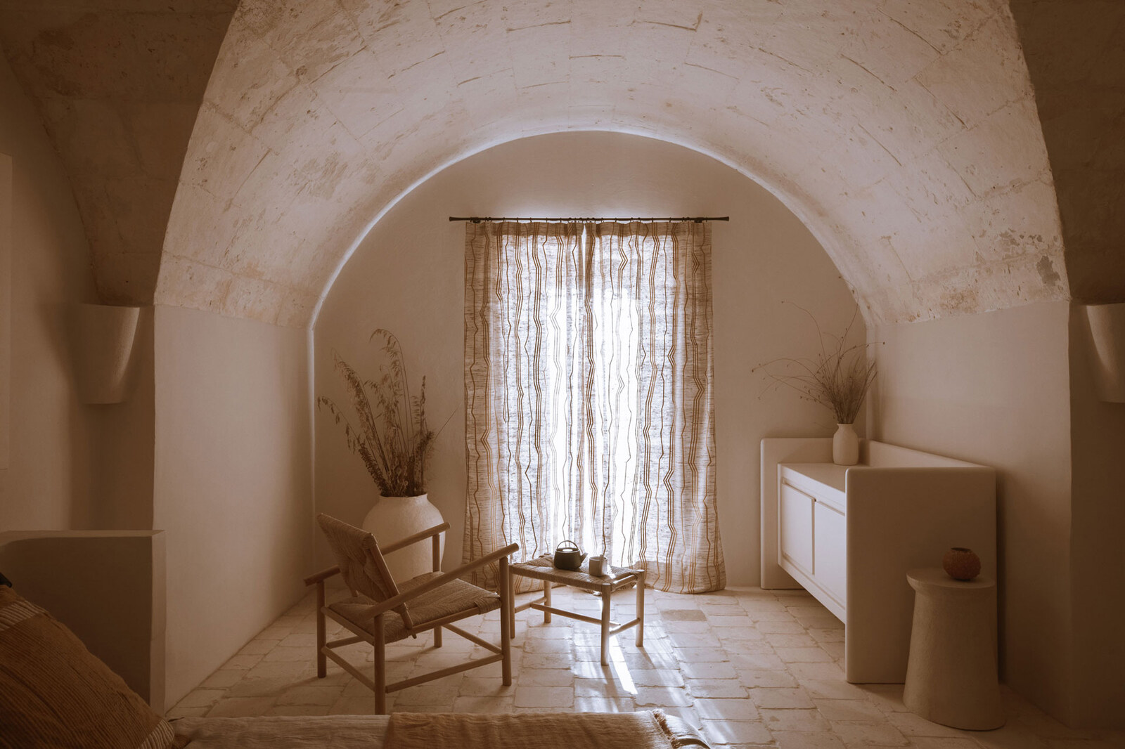 Son Blanc — vaulted guest room