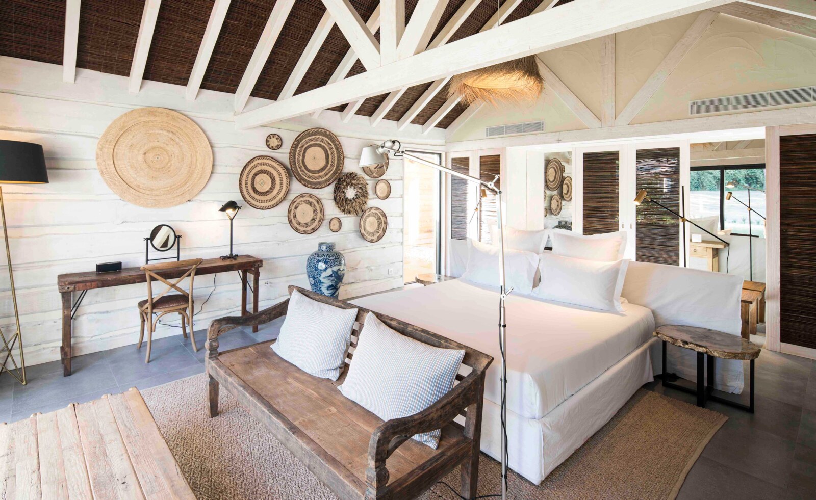 Sublime Comporta &mdash; a living room in cane, linen and pale wood