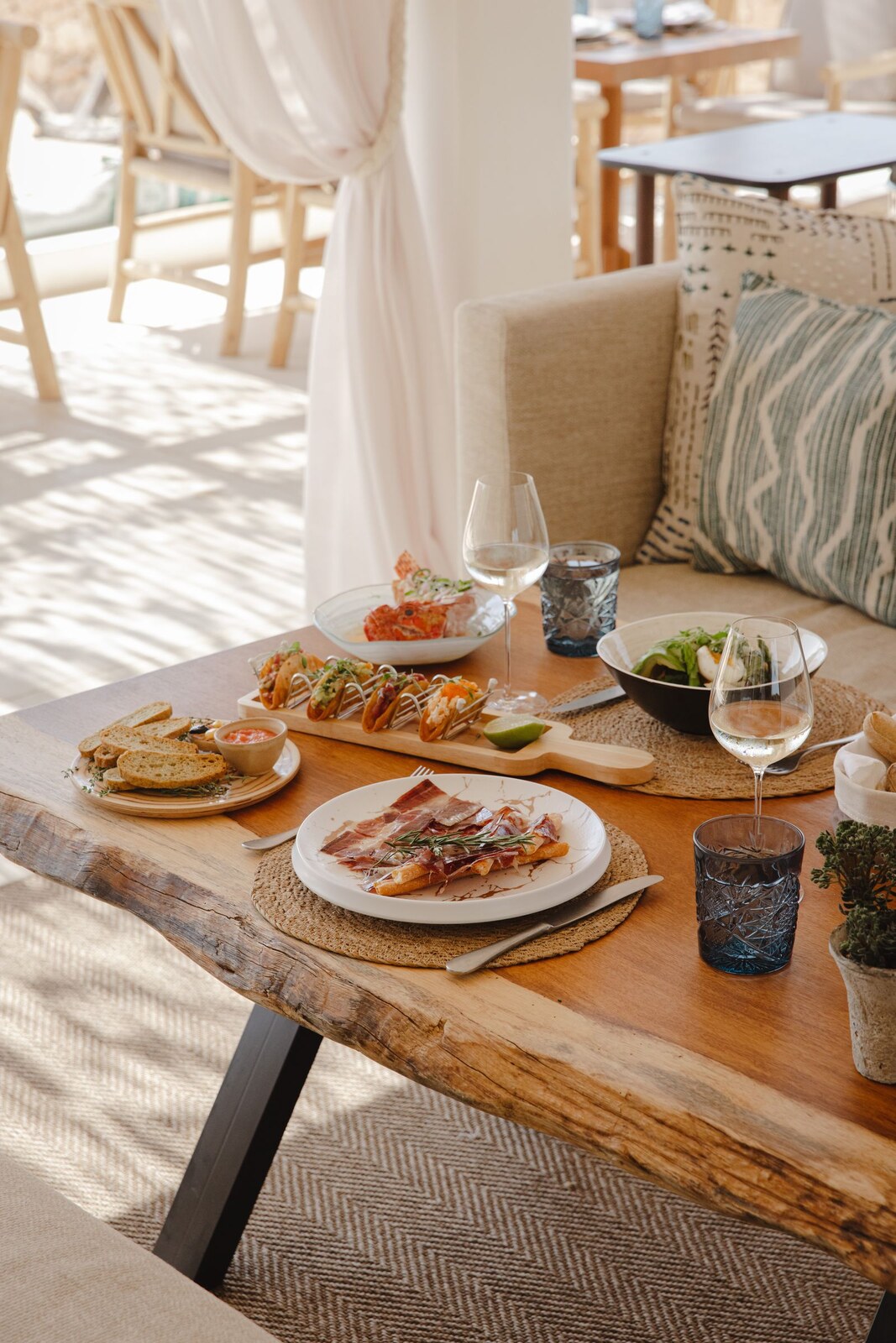 Teranka &mdash; a long table laid for lunch under woven shade