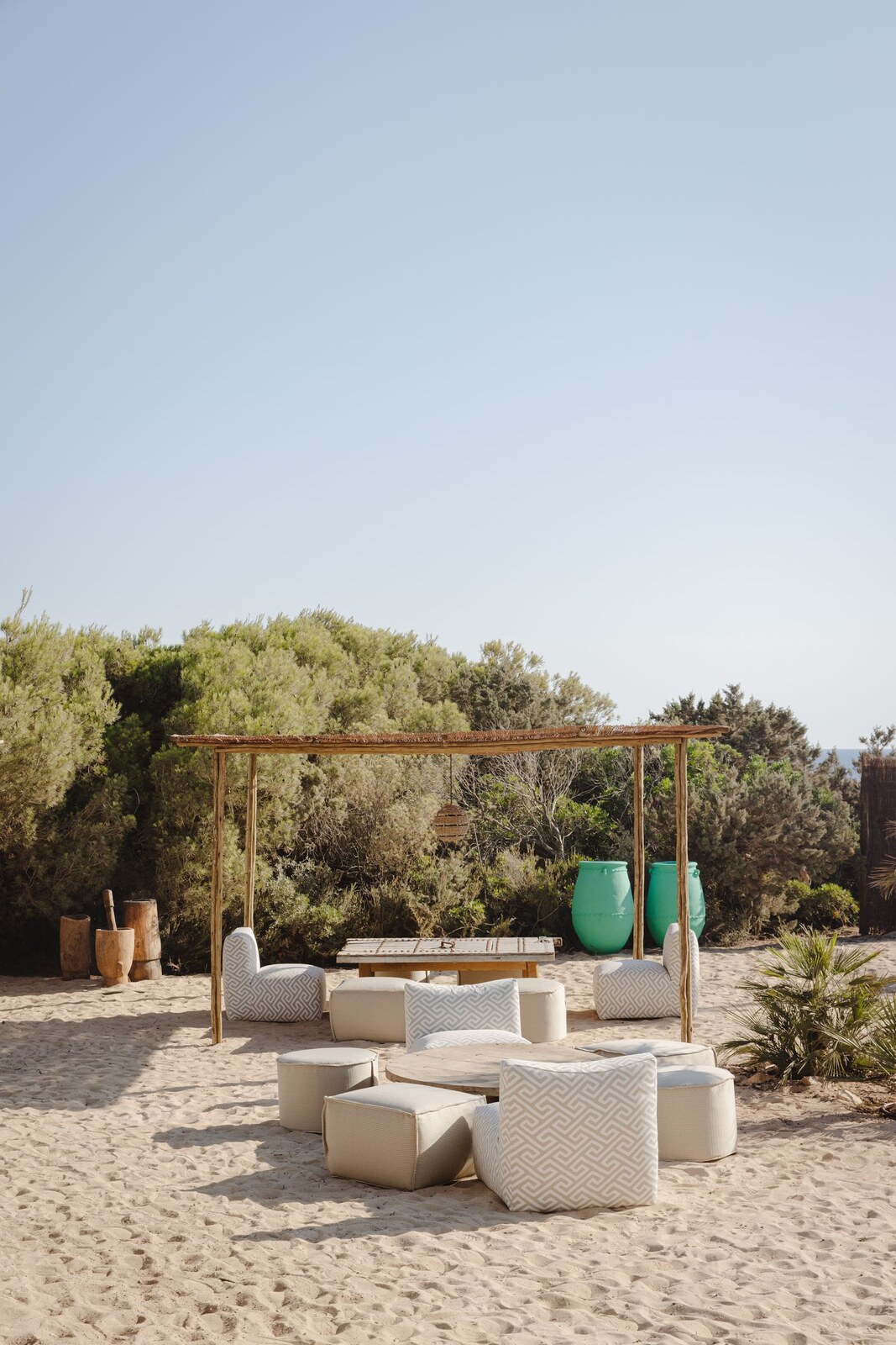 Teranka &mdash; a sheltered garden lounge at dusk