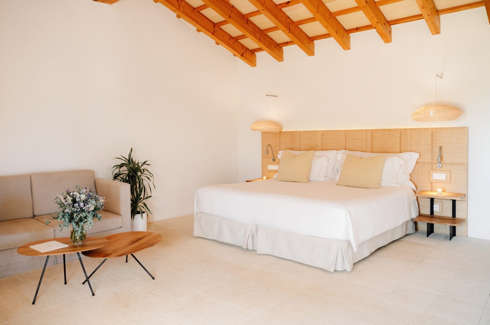 Torralbenc &mdash; a suite beneath the timber beams