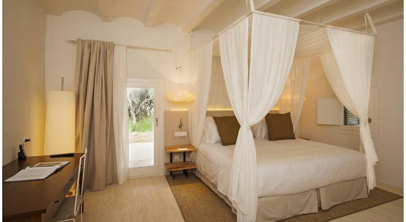 Torralbenc &mdash; a canopy bed in a whitewashed room