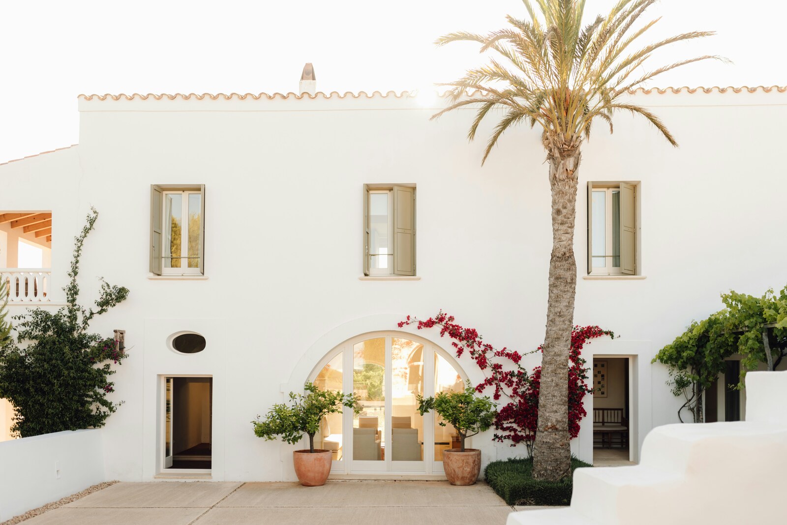 Torralbenc &mdash; the whitewashed Menorcan farmhouse and its courtyard