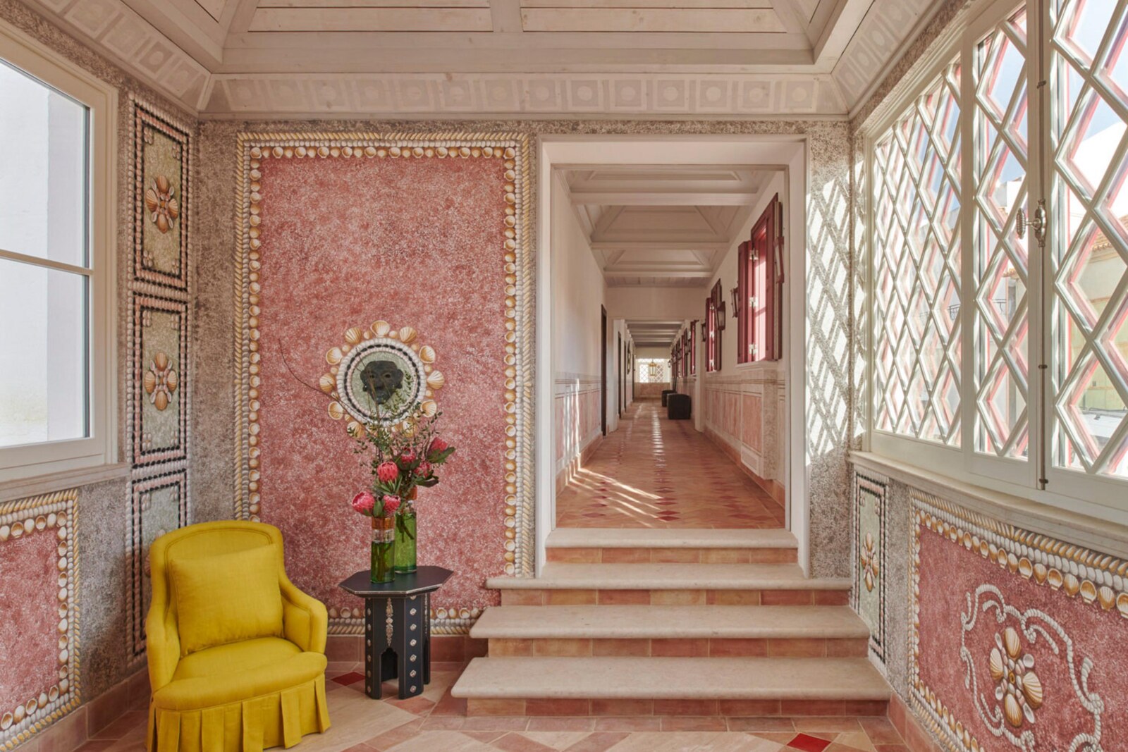 Vermelho Melides &mdash; a corridor lined in hand-painted red and pink tilework