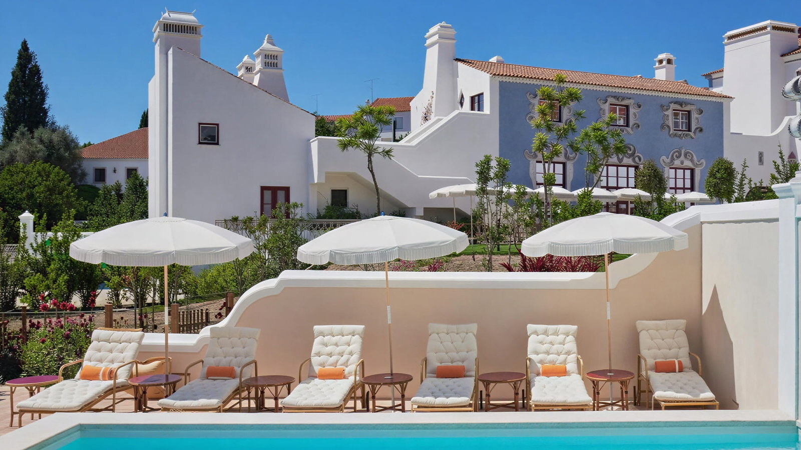 Vermelho Melides &mdash; whitewashed villas and loungers around the pool