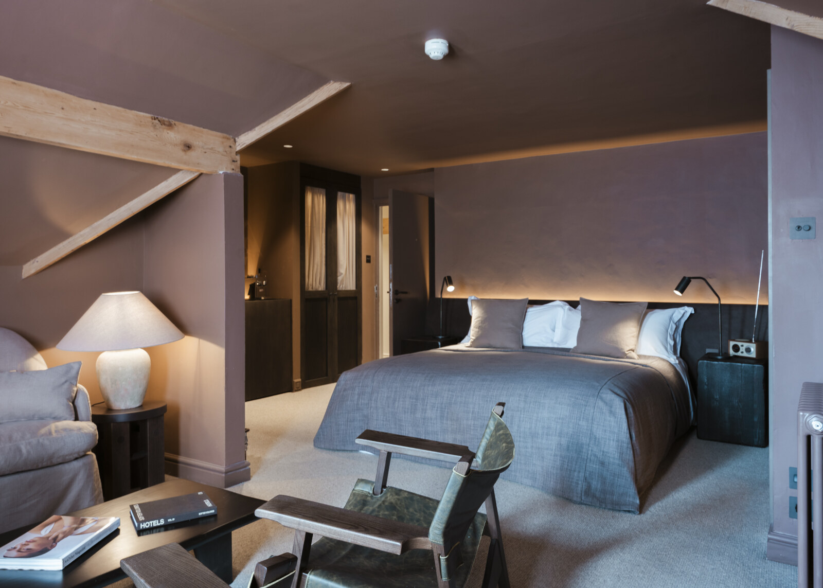 HYLL — a courtyard room with exposed beam and sitting area