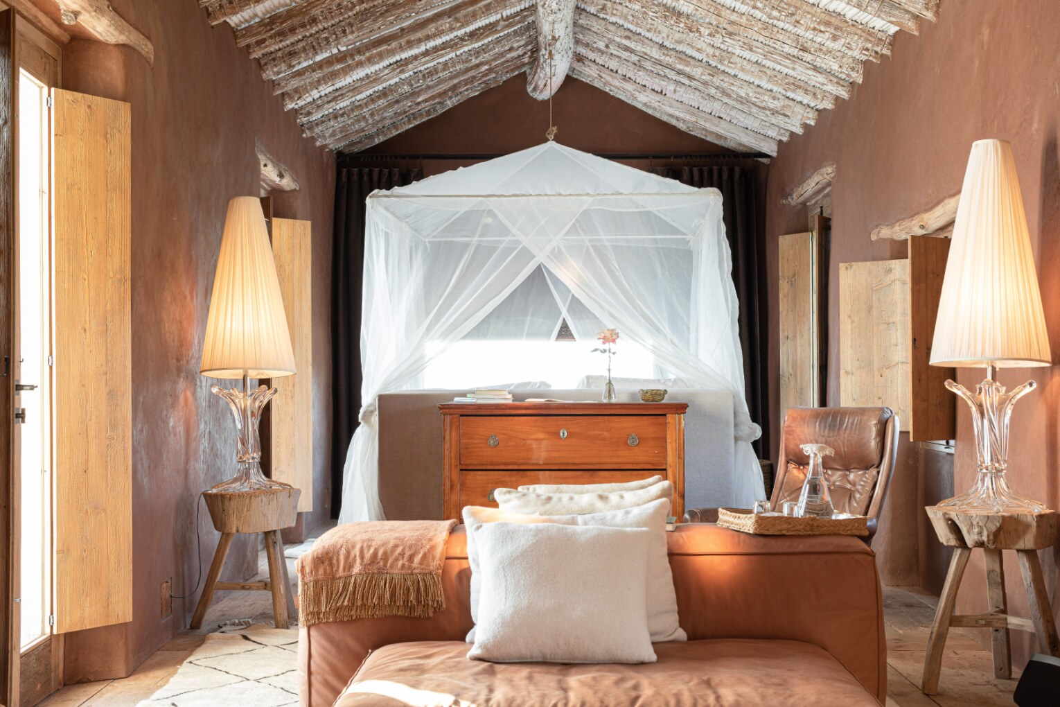 La Donaira &mdash; a canopied bed draped in muslin