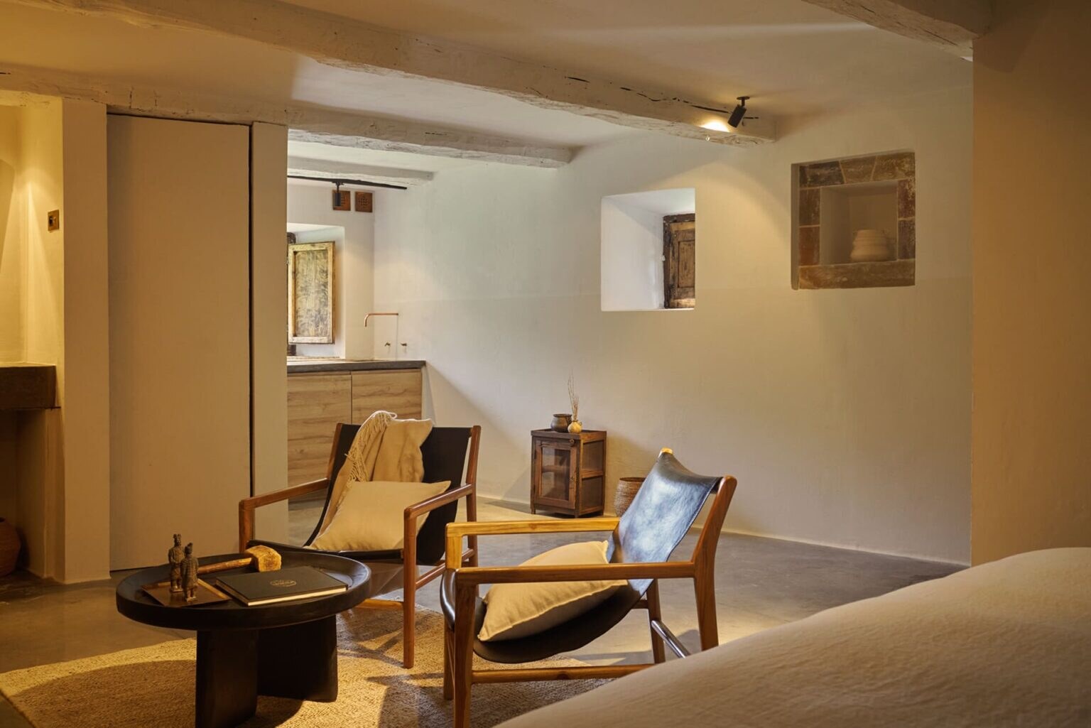 Solo Palacio — wabi-sabi living room in lime plaster and oak