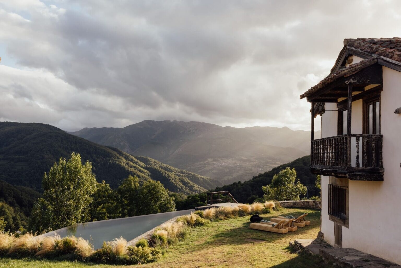 Solo Palacio — infinity pool and balcony above the Las Ubiñas valley