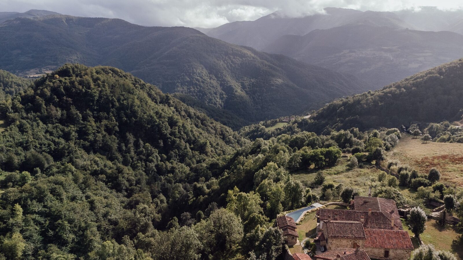 Solo Palacio — the manor and its outbuildings set in green mountains