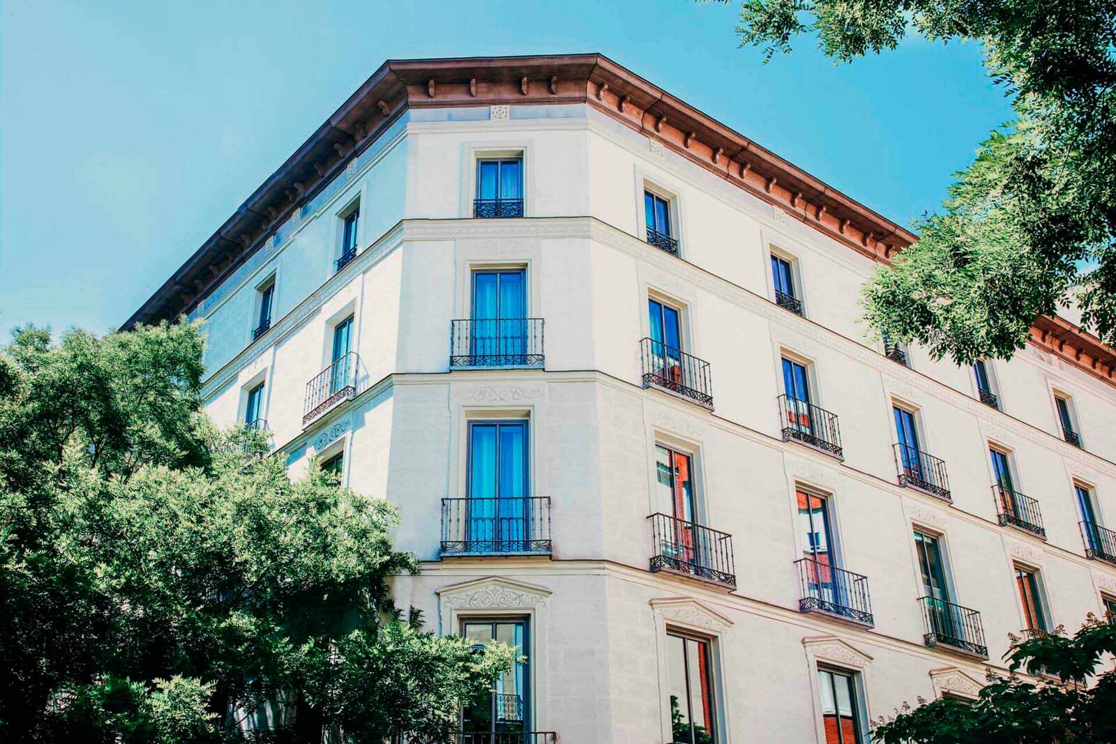 T&oacute;tem Madrid &mdash; the neoclassical facade on Calle Hermosilla