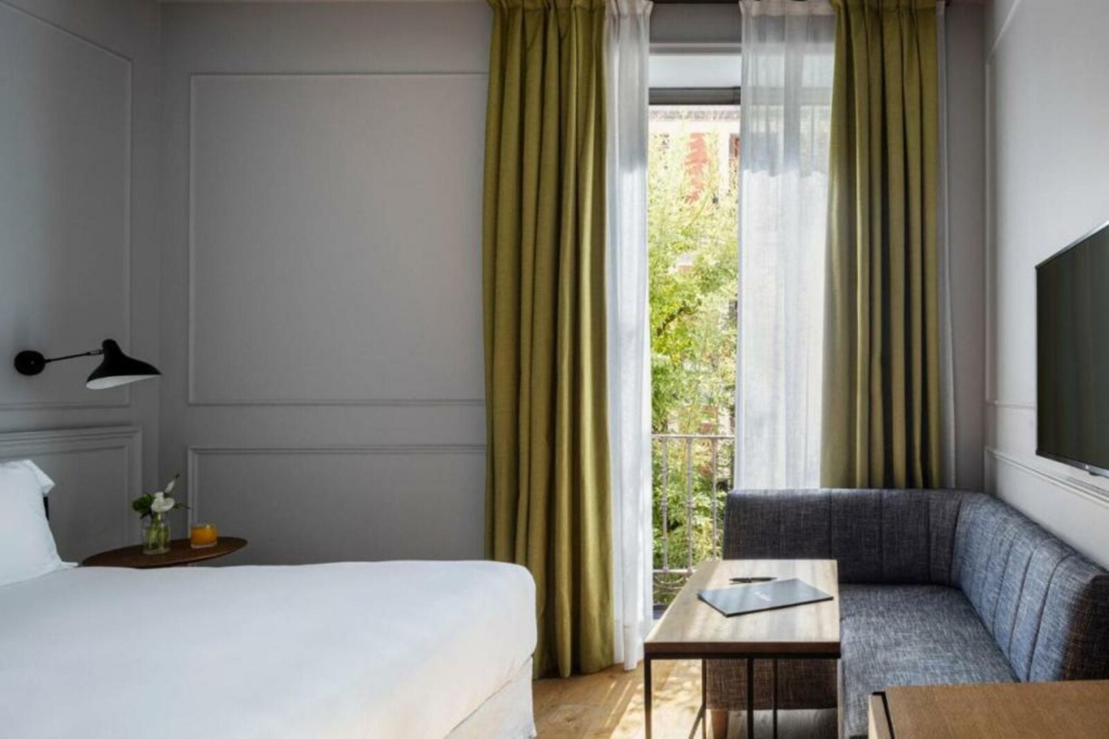 T&oacute;tem Madrid &mdash; a guest room in muted tones
