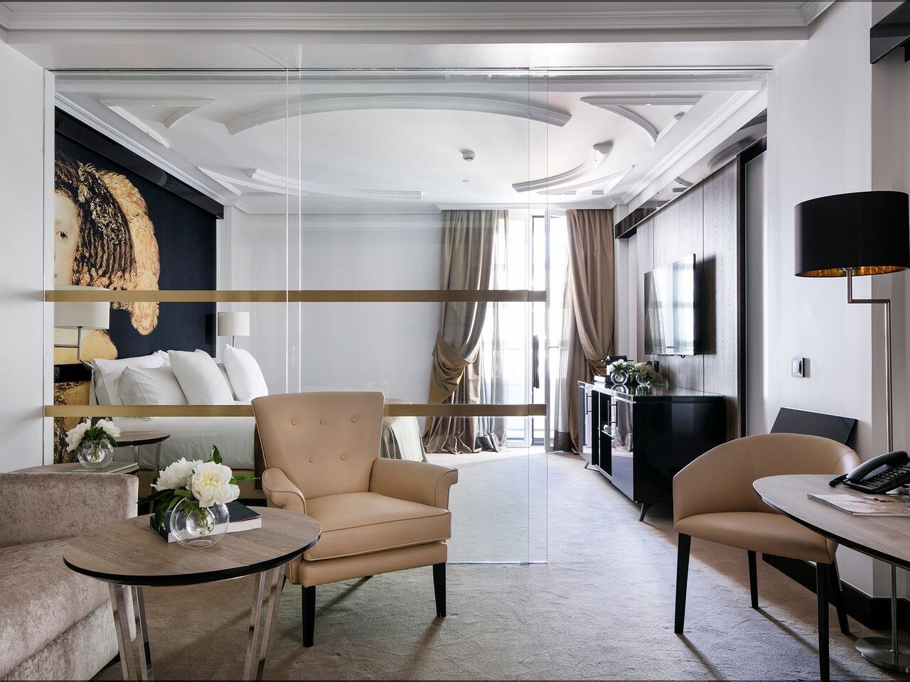 T&oacute;tem Madrid &mdash; a suite's sitting area