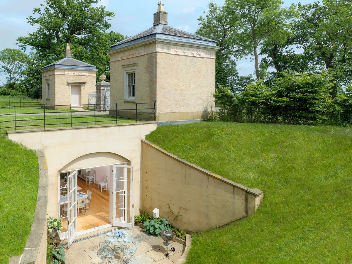 Wilderness Reserve — Georgian garden pavilions above a sunken terrace